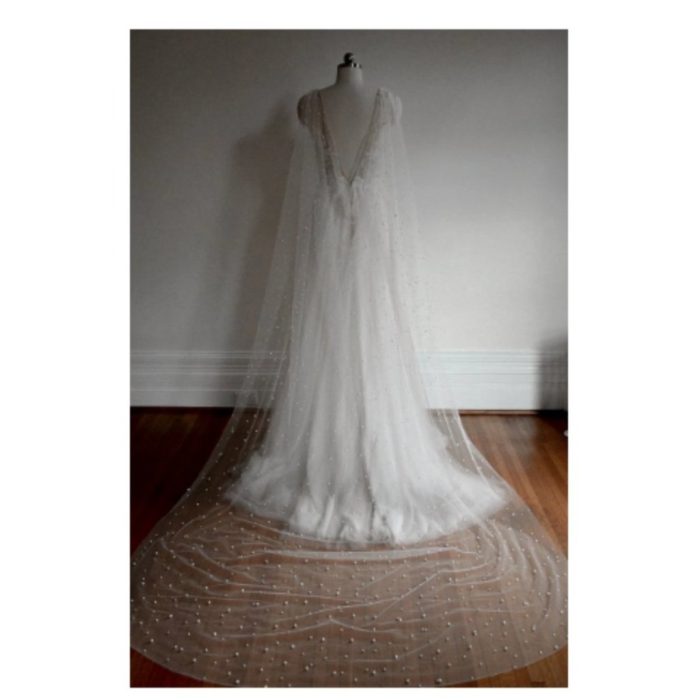 NWOT Pearl cape veil